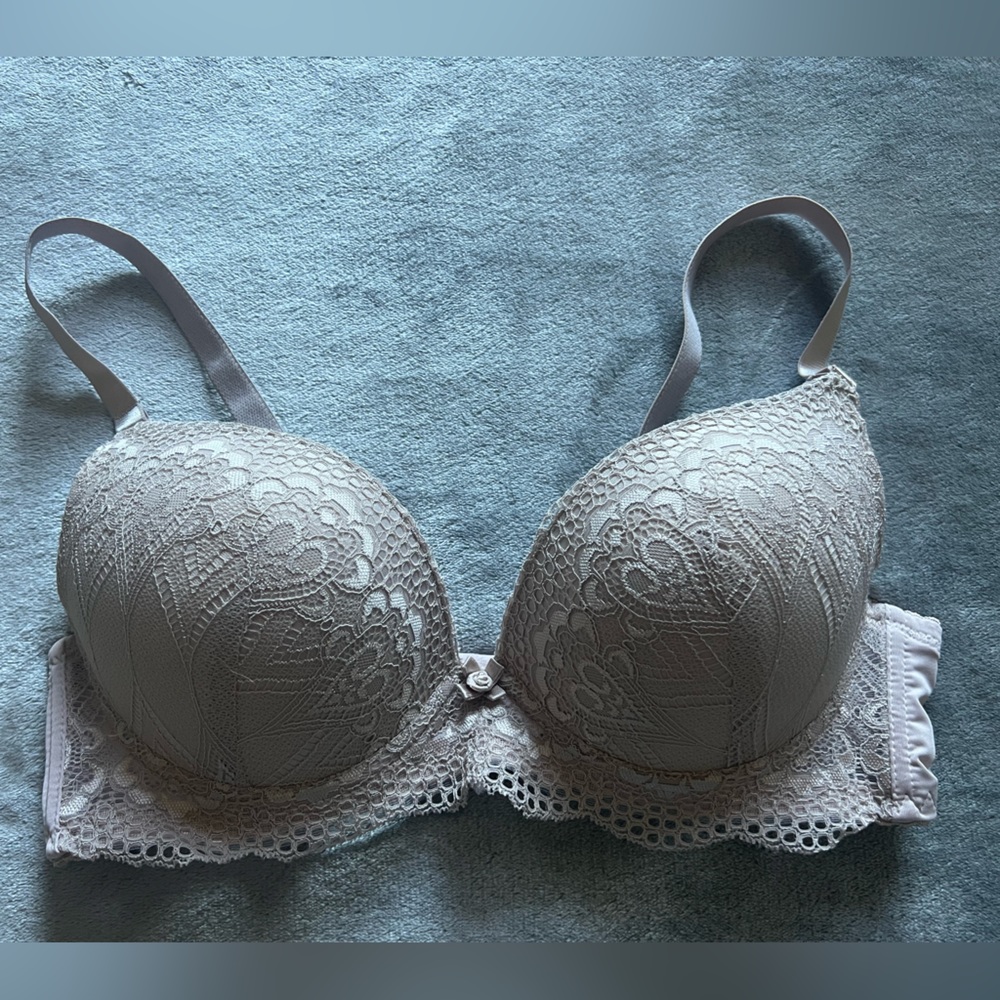 NWOT LACE UNDERWIRE BRA SIZE 38C